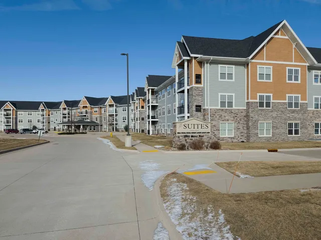 $275,000 | 2592 Middle Road, Bettendorf, IA 52722