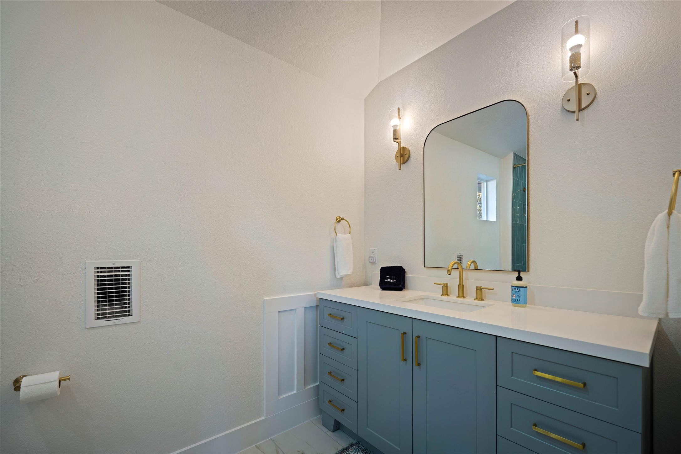 131 Campfire Circle Wimberley, TX 78676 - Photo 22 of 40 a bathroom with a double vanity sink and a mirror