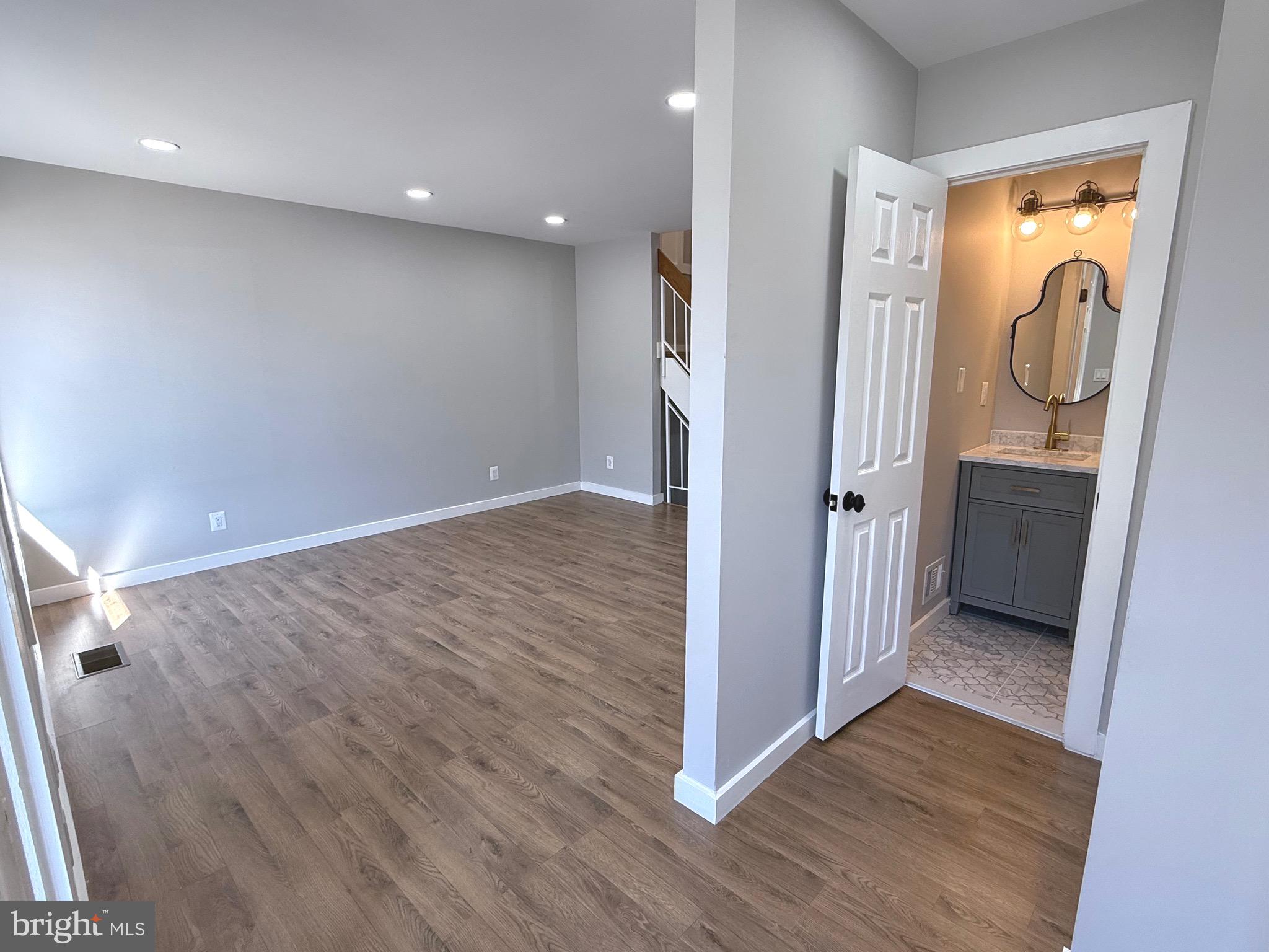 2102 Cartwright Place Reston, VA 20191 - Photo 3 of 22 Entry Way