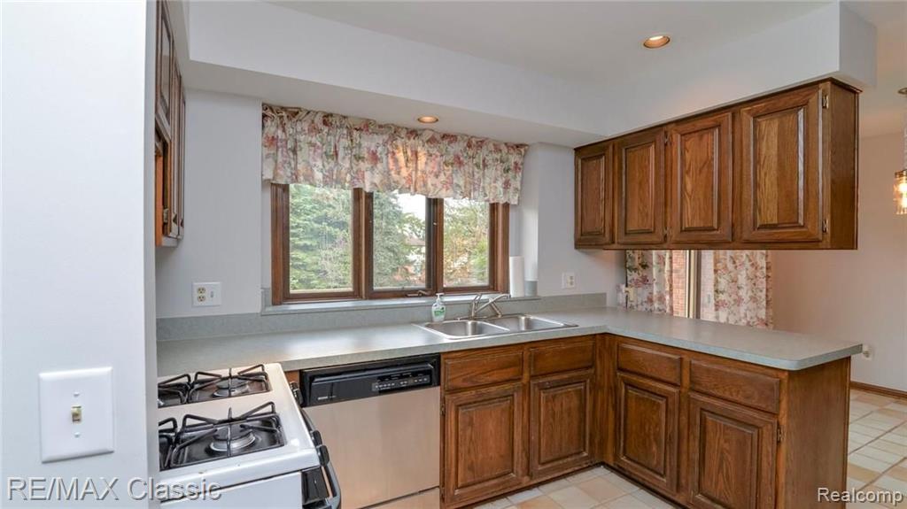 688 Sunlight Drive Rochester Hills, MI 48309 - Photo 22 of 63