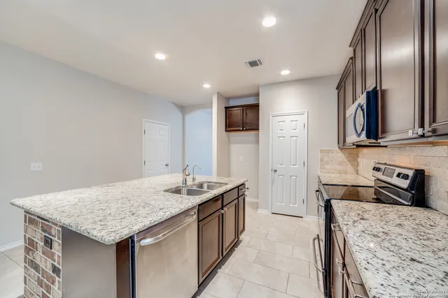 $2,100 | 10511 Gentle Fox Bay, San Antonio, TX 78245