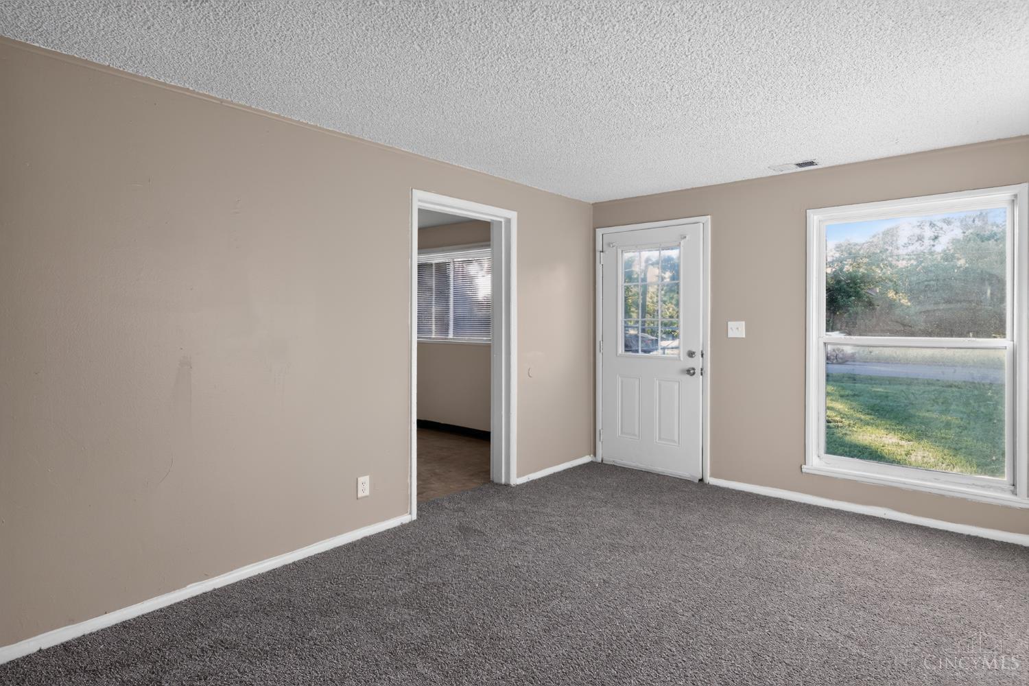 8587 Daly Road Cincinnati, OH 45231 - Photo 7 of 30