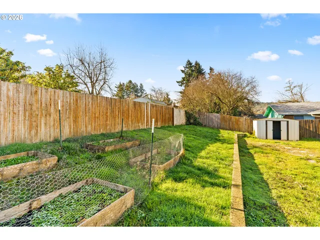a view of a house with backyard