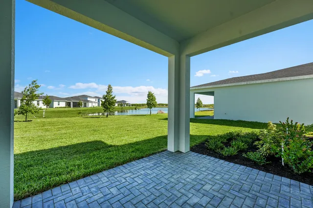 a view of a back yard