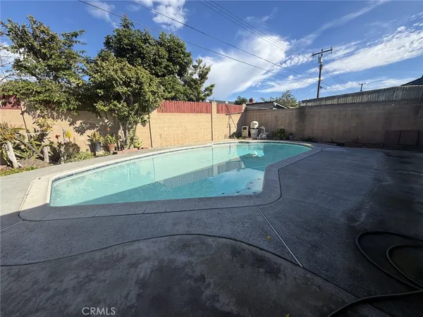 a view of a back yard