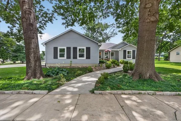 $475,000 | 301 South Elm Street, Louisburg, KS 66053