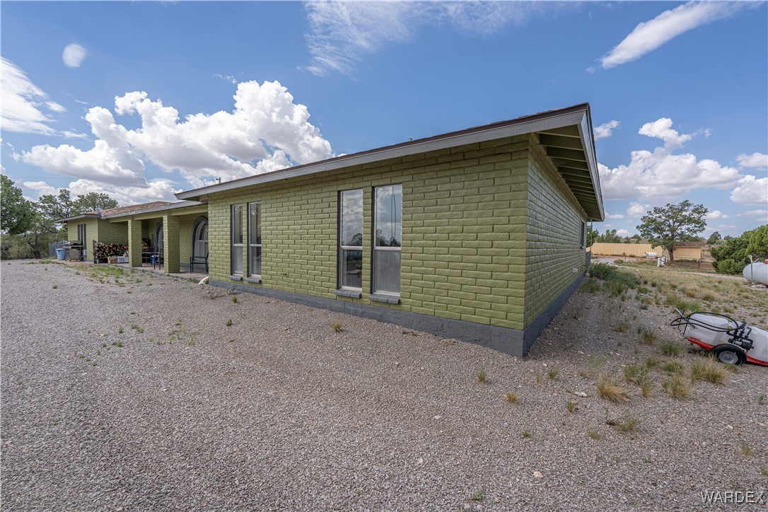10320 South Veteran Road Seligman, AZ 86337 - Photo 3 of 79 Side of Structure
