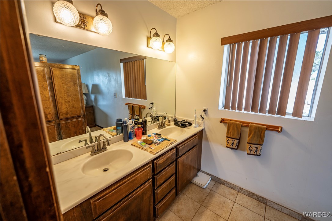 10320 South Veteran Road Seligman, AZ 86337 - Photo 33 of 79 Master Bathroom