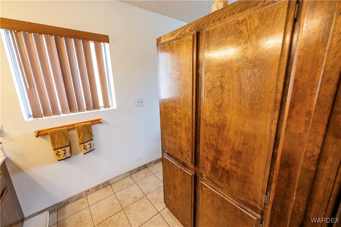 10320 South Veteran Road Seligman, AZ 86337 - Photo 35 of 79 Master Bathroom