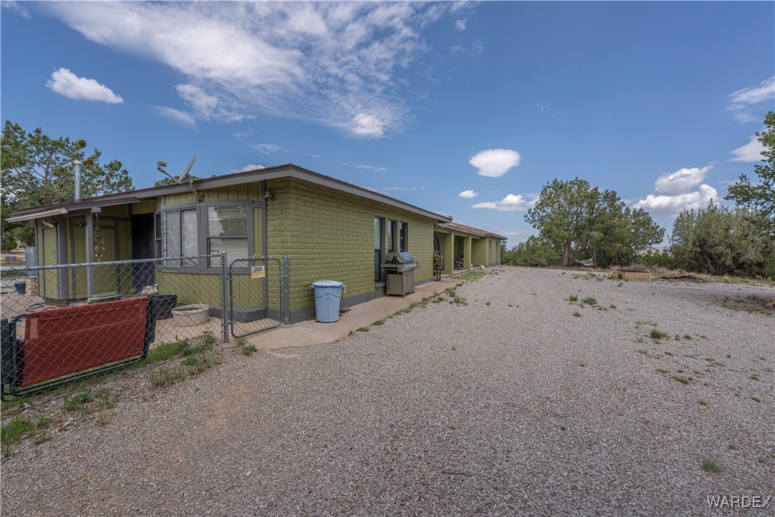 10320 South Veteran Road Seligman, AZ 86337 - Photo 5 of 79 Side of Structure