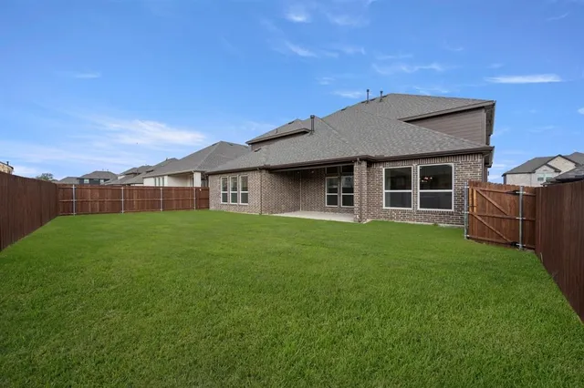 a view of a house with backyard
