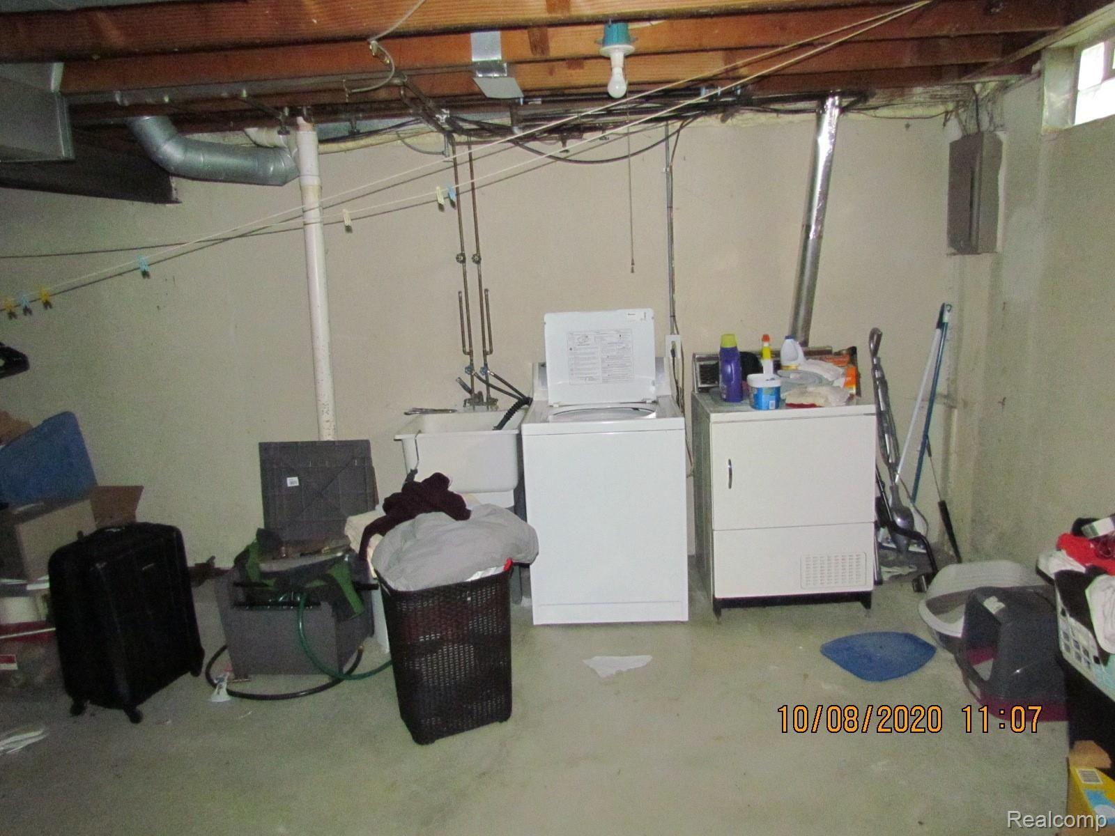 31646 Hoover Road Warren, MI 48093 - Photo 11 of 21 LAUNDRY.JPG