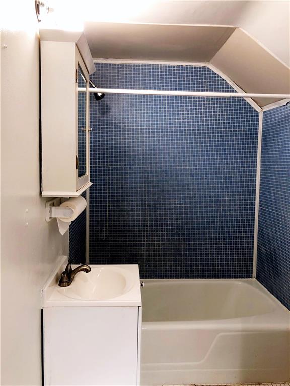 2257 Collins Road Pittsburgh, PA 15221 - Photo 6 of 8 Gallery Image 6