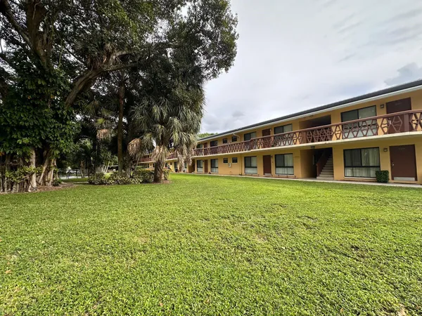 $2,000 | 4320 Southwest 6th Street, Unit 202, Plantation, FL 33317
