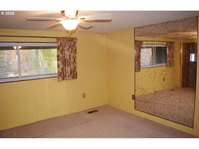 a view of empty room with a ceiling fan