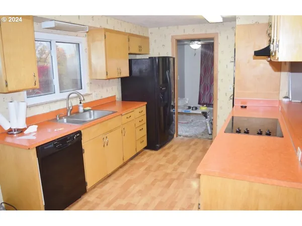 $379,900 | 212 South Water Street, Weston, OR 97886