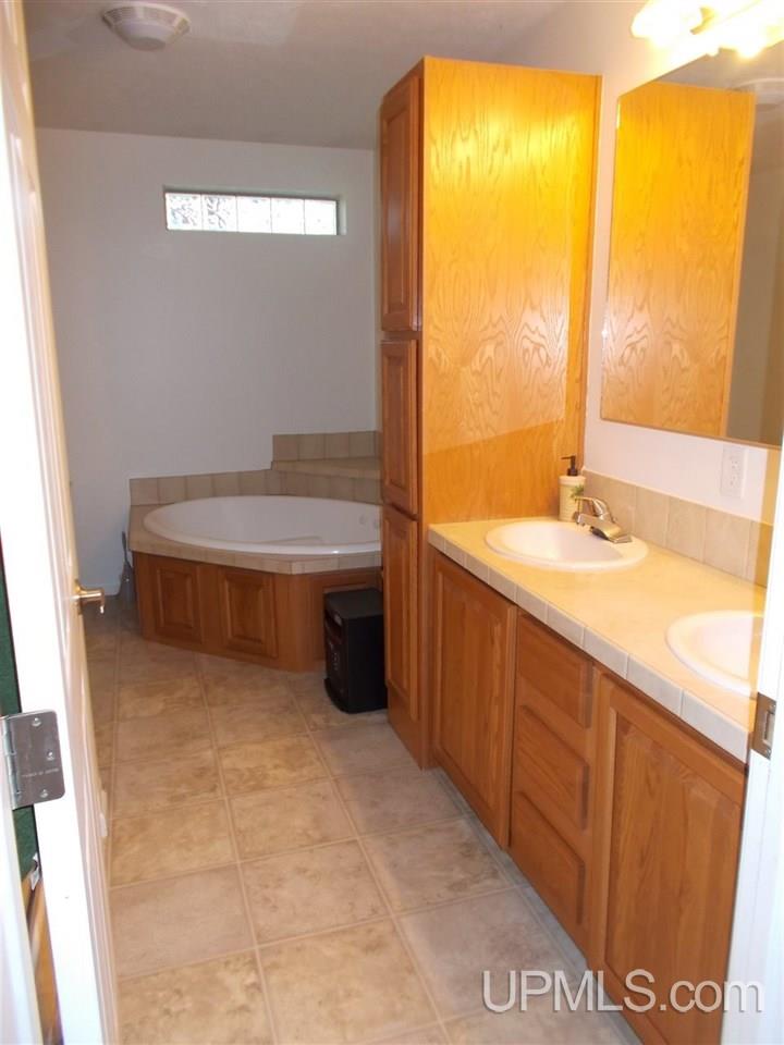 24 Tipperary Road Gladstone, MI 49837 - Photo 9 of 25 Gallery Image 9