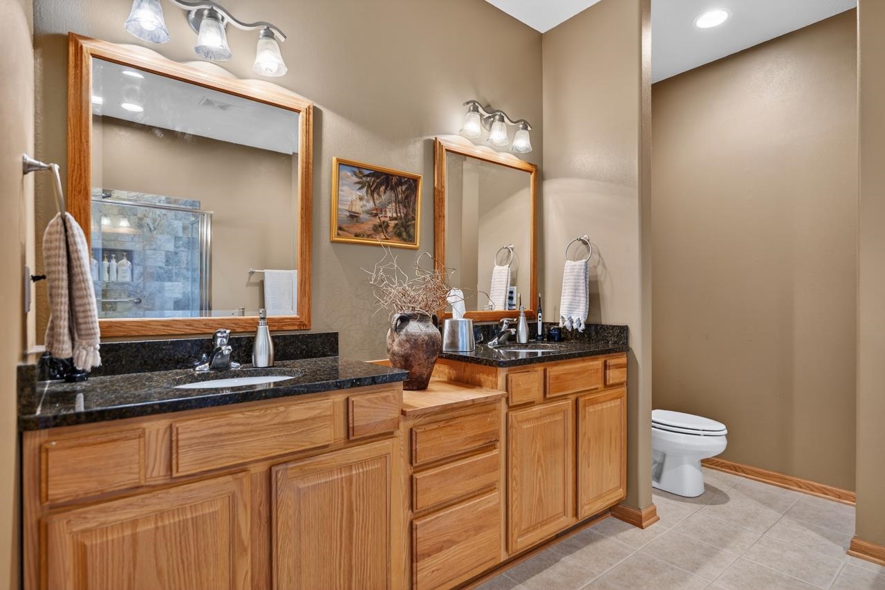 12805 Edgewater Pointe Winnebago, IL 61088 - Photo 21 of 47 a bathroom with a toilet a sink and a mirror