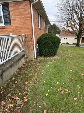 a view of a house with a yard