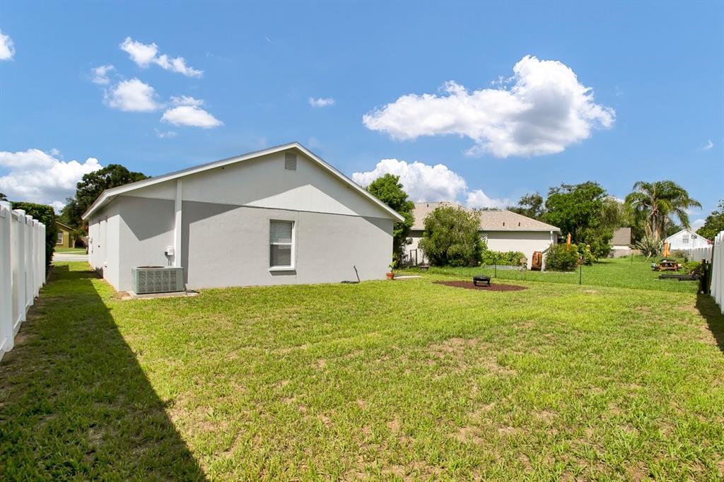 1706 Erin Brooke Drive Valrico, FL 33594 - Photo 28 of 39 a front view of house with yard and trees