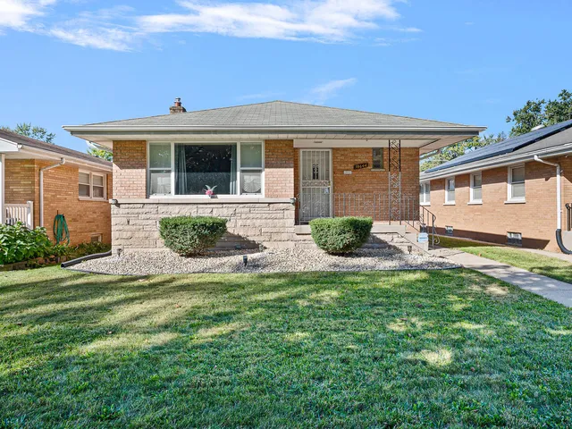 a view of a house with a backyard