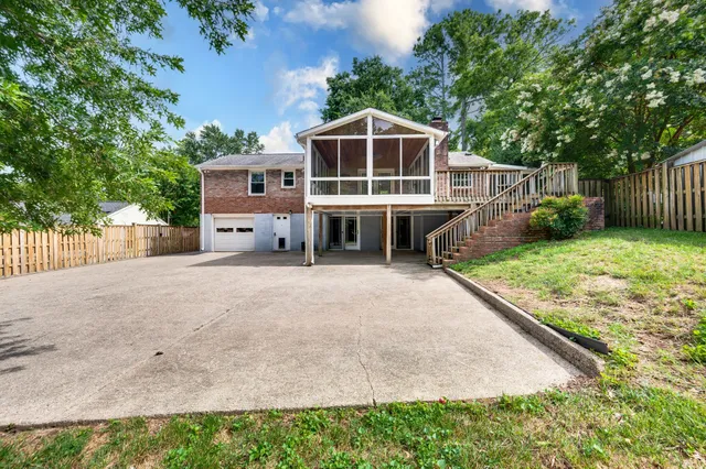 a view of a back yard
