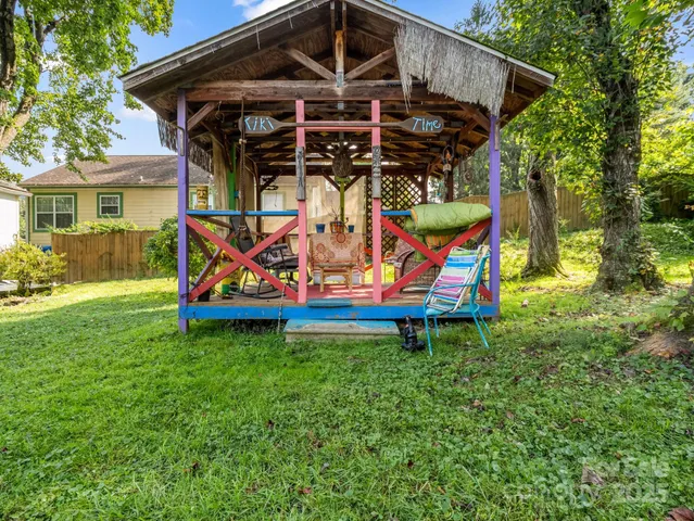 a view of a yard with a house
