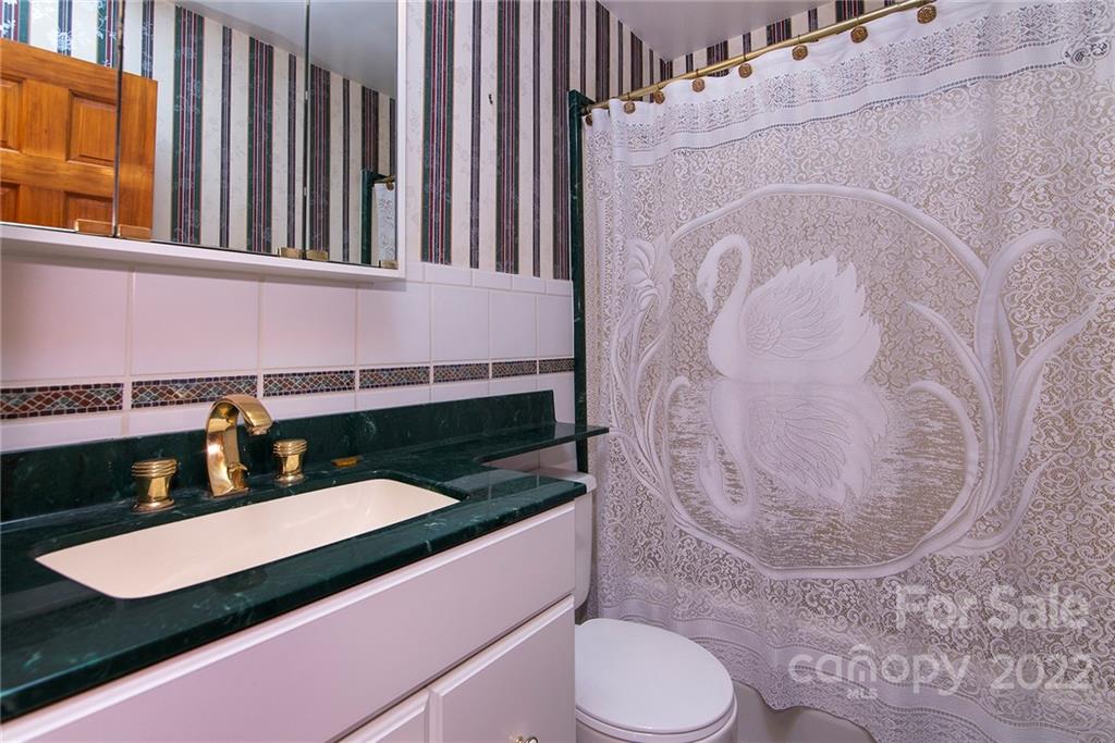 11902 5 Cedars Road Charlotte, NC 28226 - Photo 20 of 24 a bathroom with a sink and a mirror