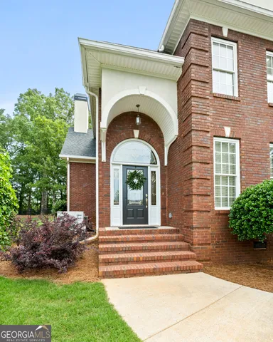 a view of a house with a small entryway