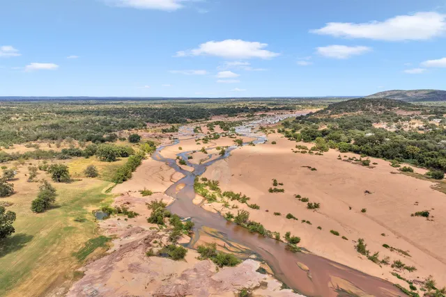 $575,000 | 6810 River Oaks Drive, Kingsland, TX 78639