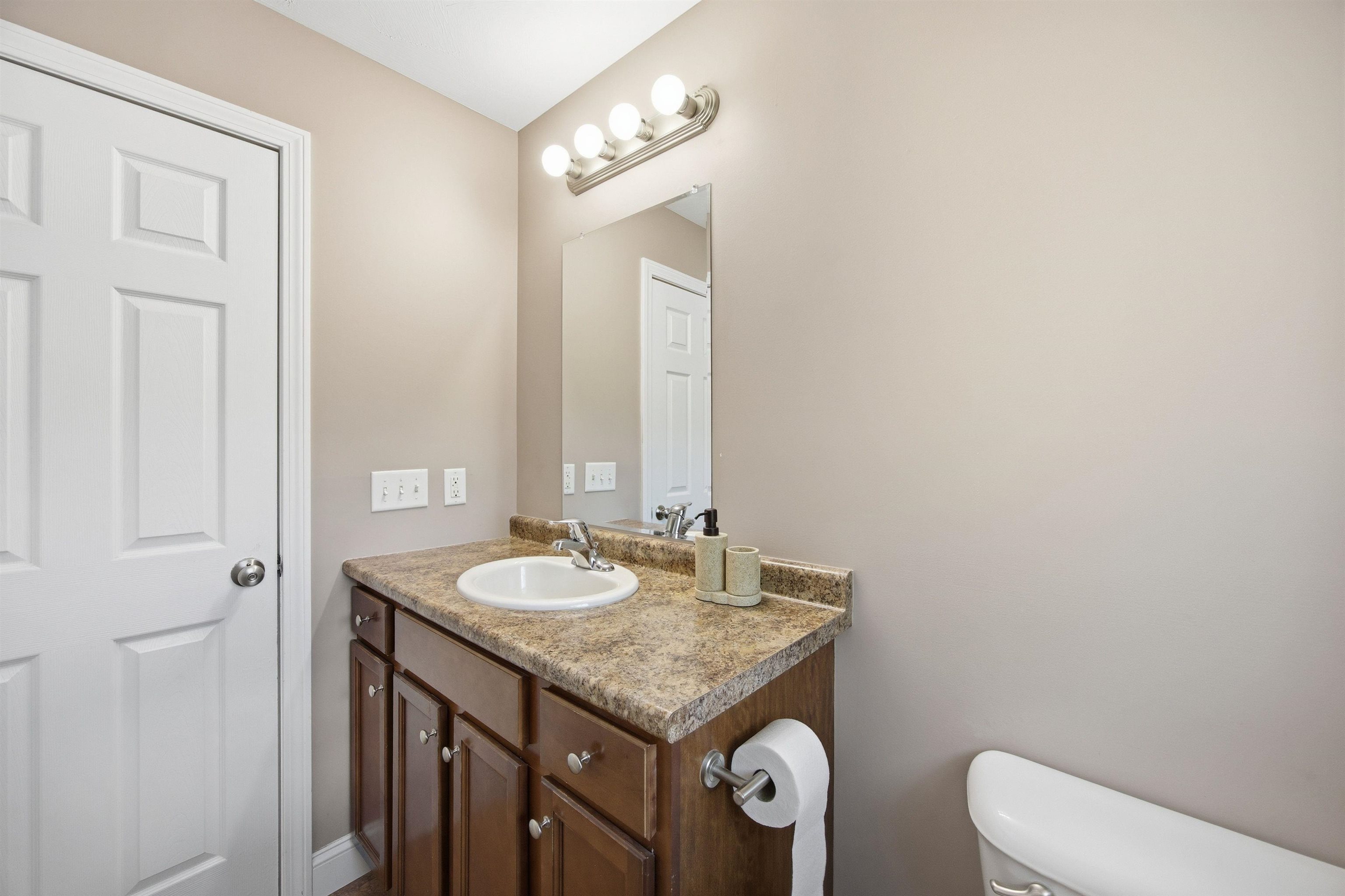 317 University Circle Hooksett, NH 03106 - Photo 22 of 44