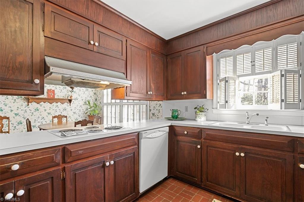 952 Nottingham Road High Point, NC 27262 - Photo 14 of 47 Kitchen has plenty of cabinetry.