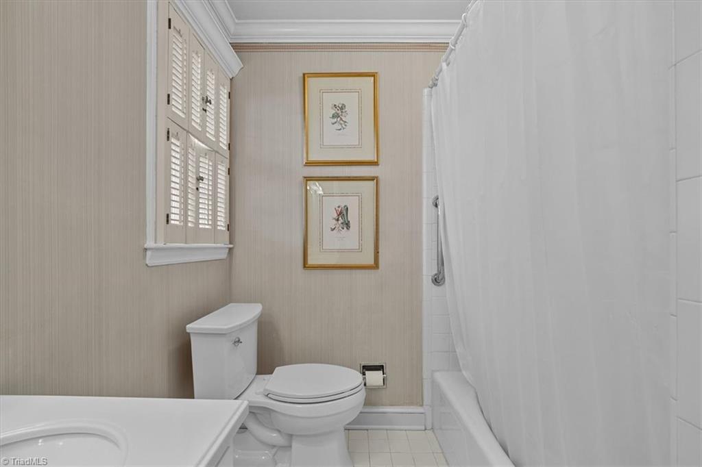 952 Nottingham Road High Point, NC 27262 - Photo 27 of 47 Primary bathroom