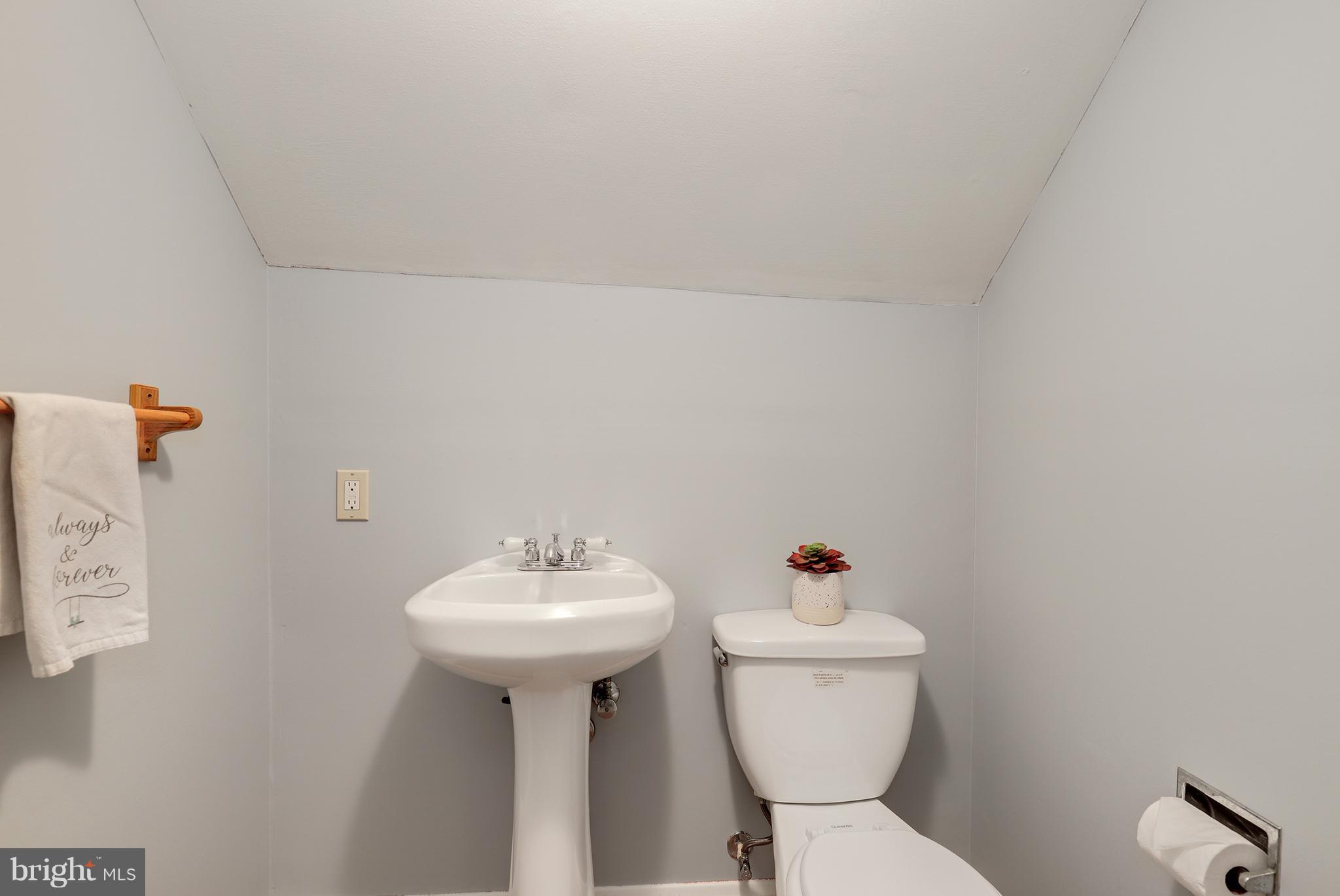 5545 Gayland Road Baltimore, MD 21227 - Photo 25 of 30 a bathroom with a sink a toilet and a mirror