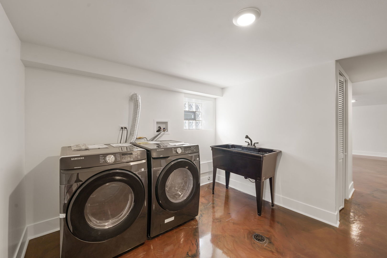 2733 Wesley Avenue Berwyn, IL 60402 - Photo 25 of 33 a utility room with dryer and washer