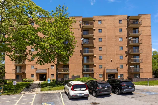 $184,900 | 6010 Lake Bluff Drive, Unit 301, Tinley Park, IL 60477