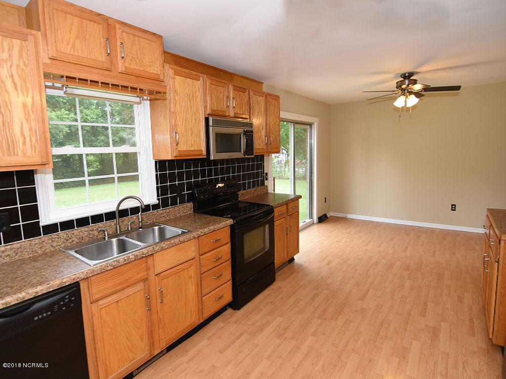 303 Millhouse Road Castle Hayne, NC 28429 - Photo 8 of 15 Kitchen and Dining 3
