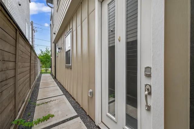 $2,700 | 2617 Live Oak Street, Houston, TX 77004