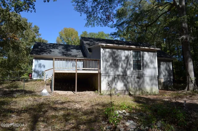 a view of a tree in the middle of a yard