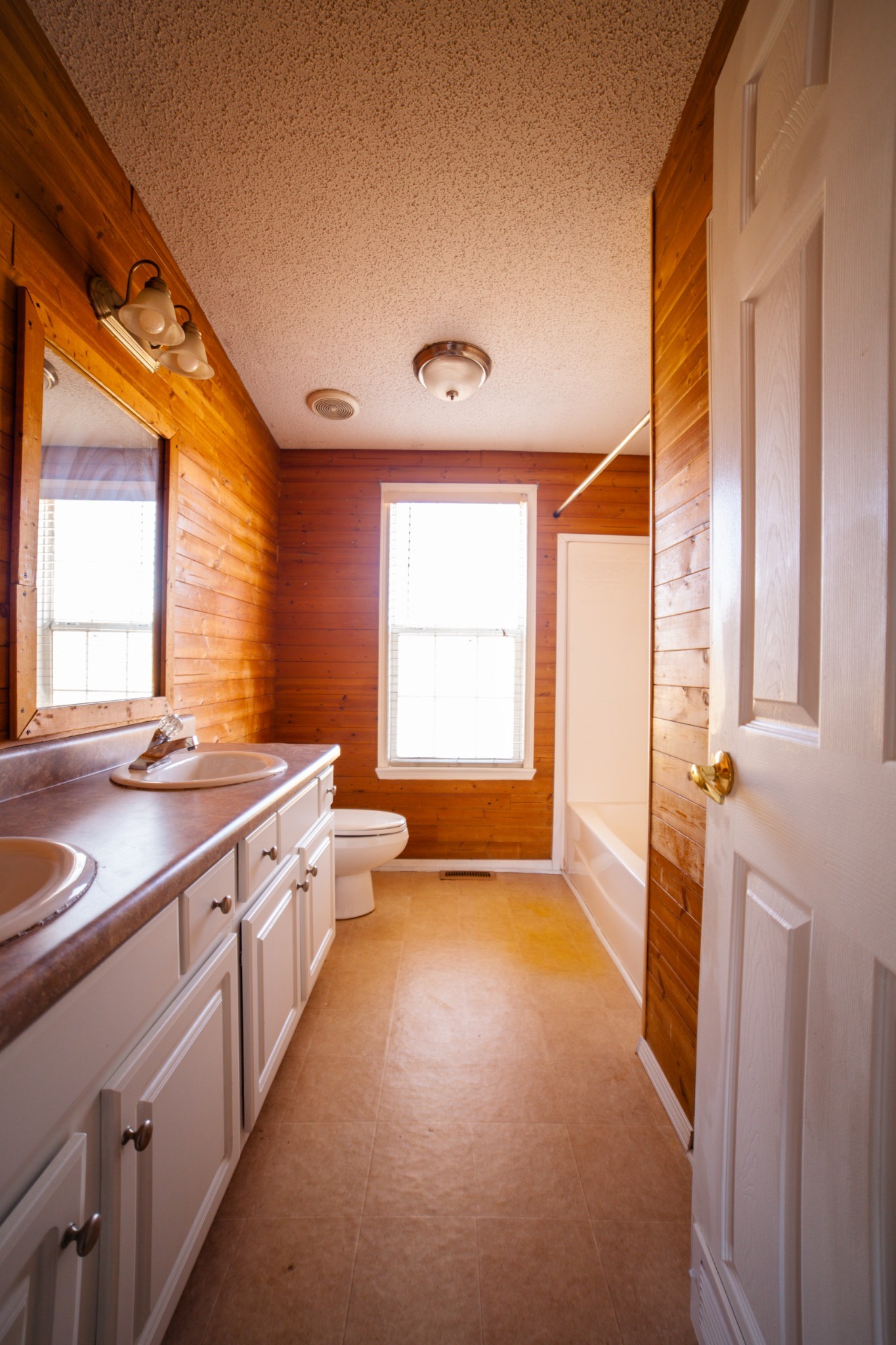 1606 Harpo Road Manchester, TN 37355 - Photo 7 of 27 a spacious bathroom with a bathtub a sink and a large window