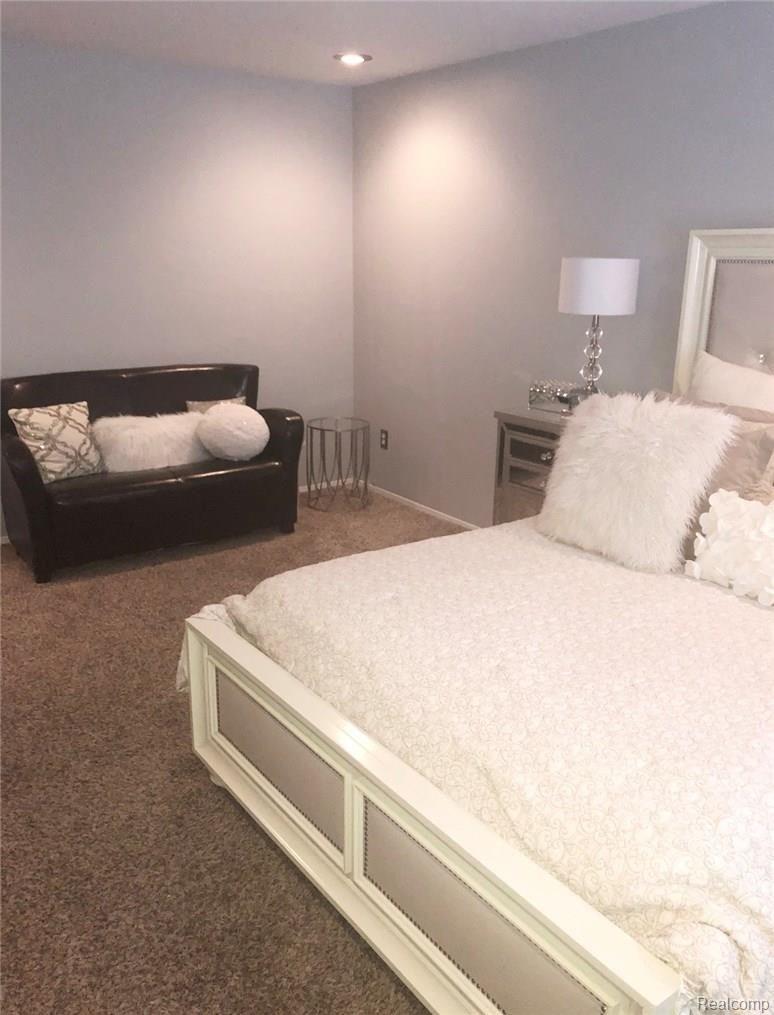 evergreen master bed 2.jpg