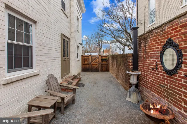 a view of a pathway of a building with wooden fence