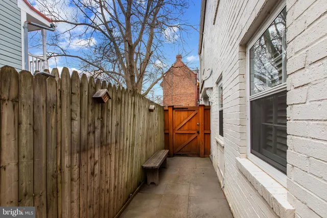 a black and white photo of a living room