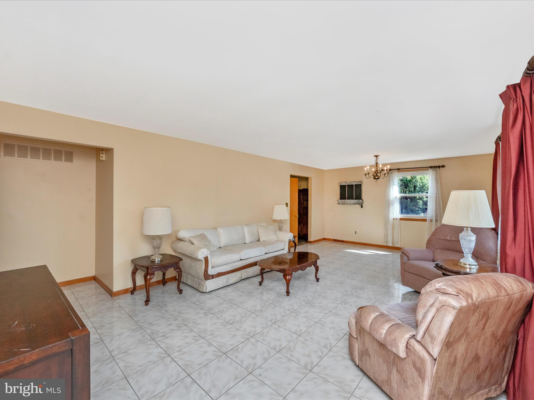 407 Dale Avenue Baltimore, MD 21206 - Photo 5 of 44 Living Room