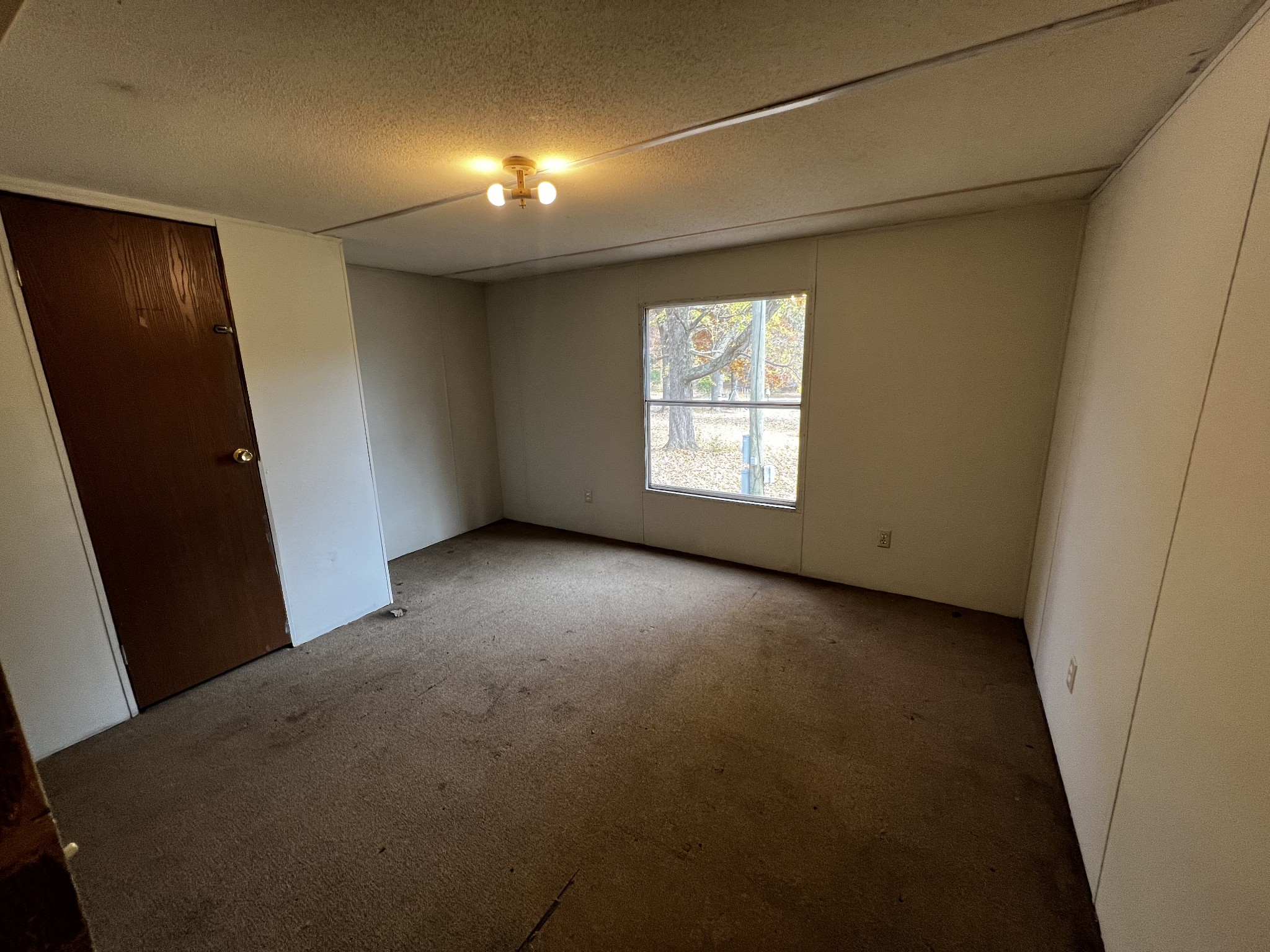 1244 Taylor Road Manchester, TN 37355 - Photo 11 of 14 a view of a livingroom with a window