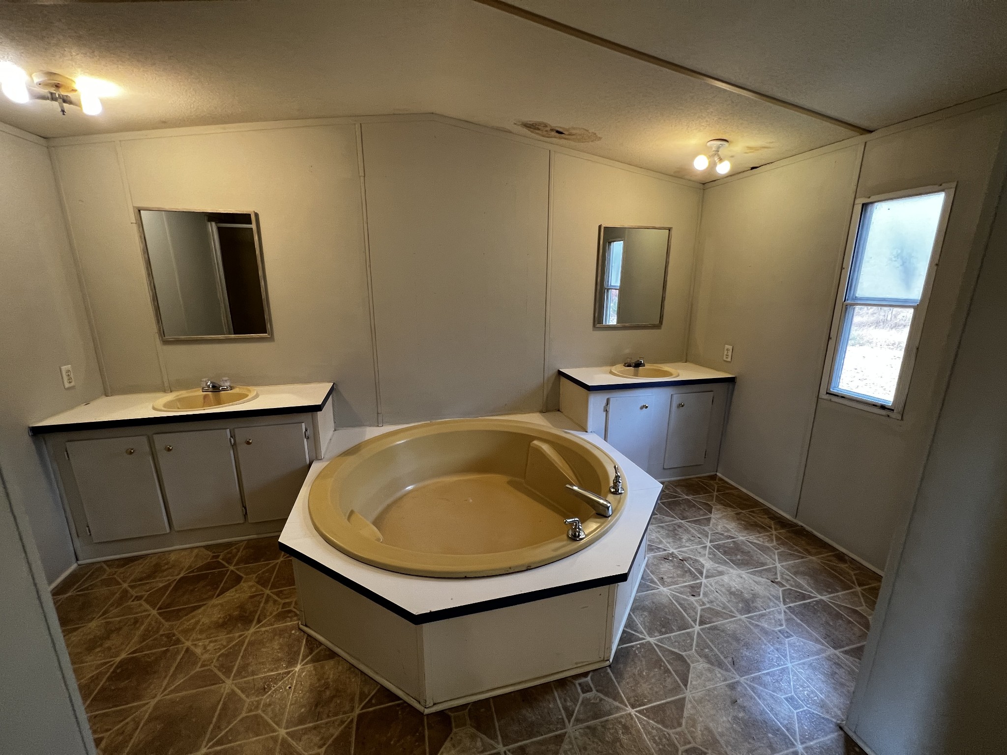 1244 Taylor Road Manchester, TN 37355 - Photo 9 of 14 a living room with a sink and furniture