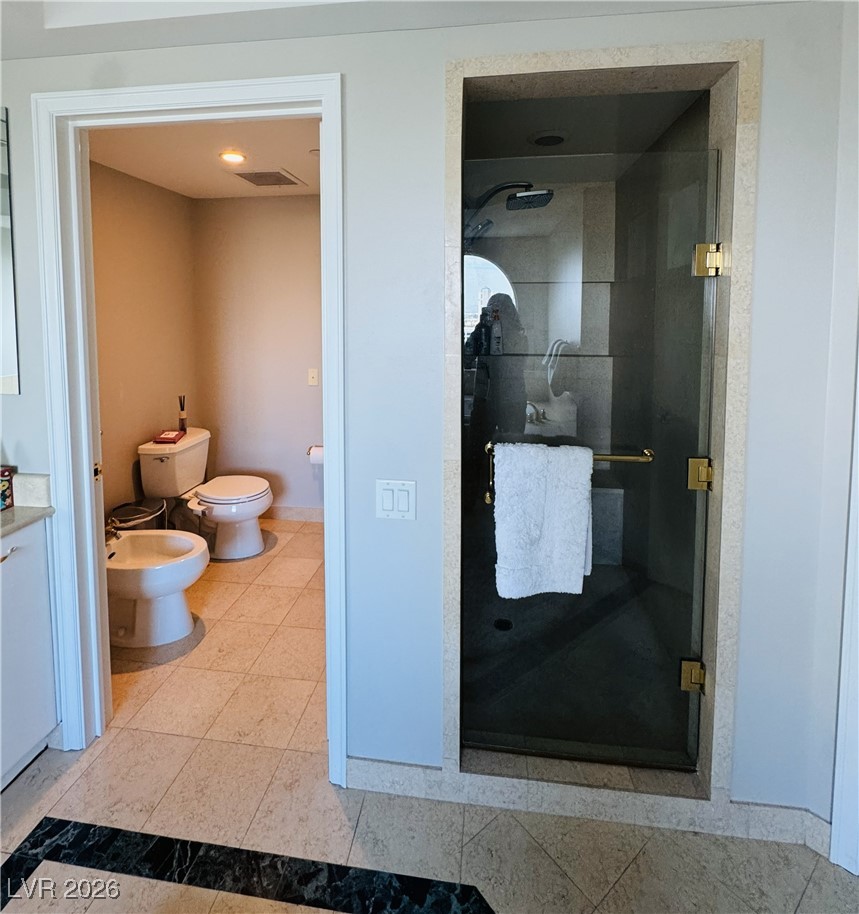 2857 Paradise Road, Unit 904 Las Vegas, NV 89109 - Photo 13 of 27 Full bathroom with a bidet and a shower stall