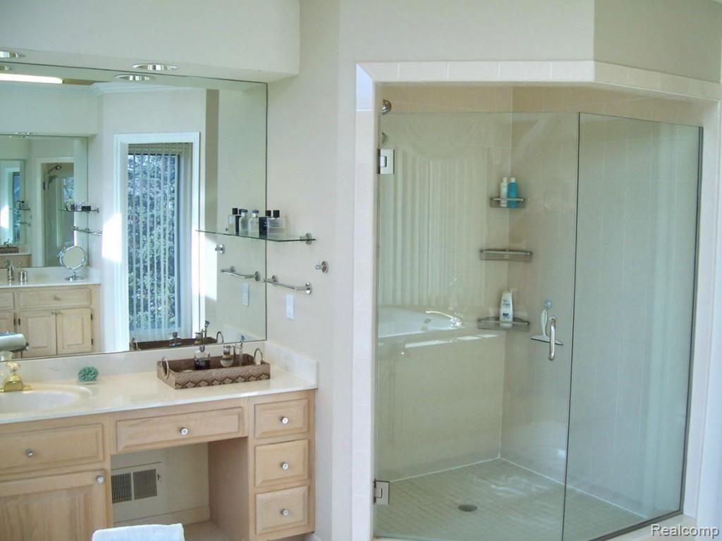 2953 Baytree Court Rochester, MI 48306 - Photo 23 of 34 European Shower