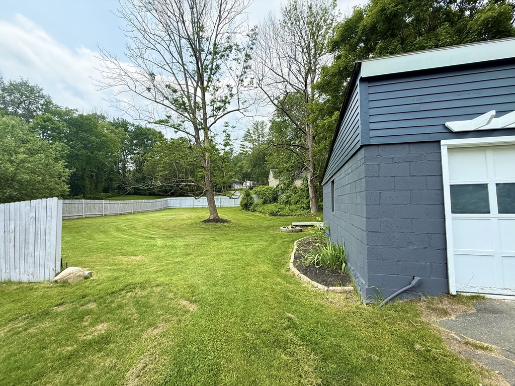 59 Brookfield Road Sturbridge, MA 01518 - Photo 39 of 40 a view of a backyard