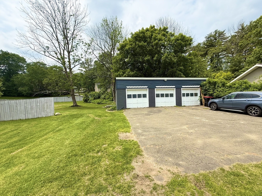 59 Brookfield Road Sturbridge, MA 01518 - Photo 5 of 40 a front view of a house with garden